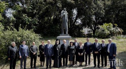 цвета караянчева поднесе цветя паметника иван вазов рим