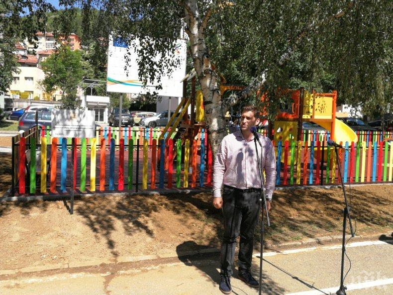 Кандидатът за евродепутат Андрей Новаков откри нова детска площадка в Благоевград