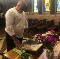 ПЪРВО В ПИК! Борисов на църква преди да гласува, помоли се за здраве и просперитет (СНИМКИ)
