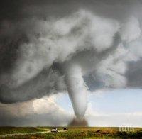 Двама души загинаха от торнадо в Щатите (ВИДЕО)