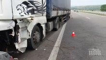 ТИР удари аварирал автомобил на "Струма" (СНИМКИ)