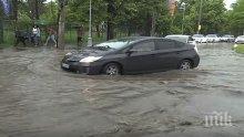Проливни дъждове парализираха движението в Букурещ