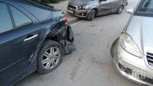 Сервитьорка заспа зад волана и блъсна две паркирани коли