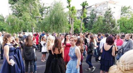 двама влиятелните мъже бургас изпратиха абитуриенти снимки