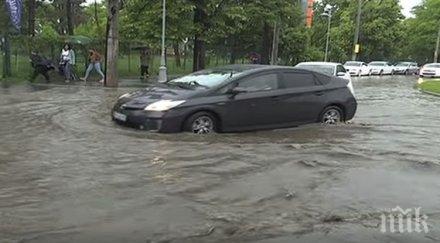 проливни дъждове парализираха движението букурещ