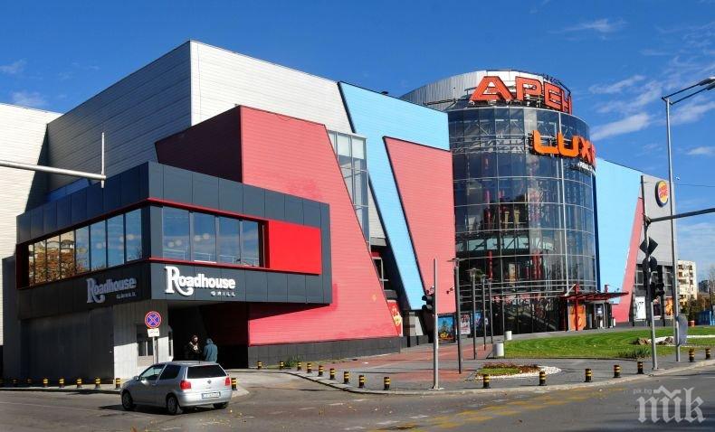 Хлопнаха кепенците на две от кината Арена