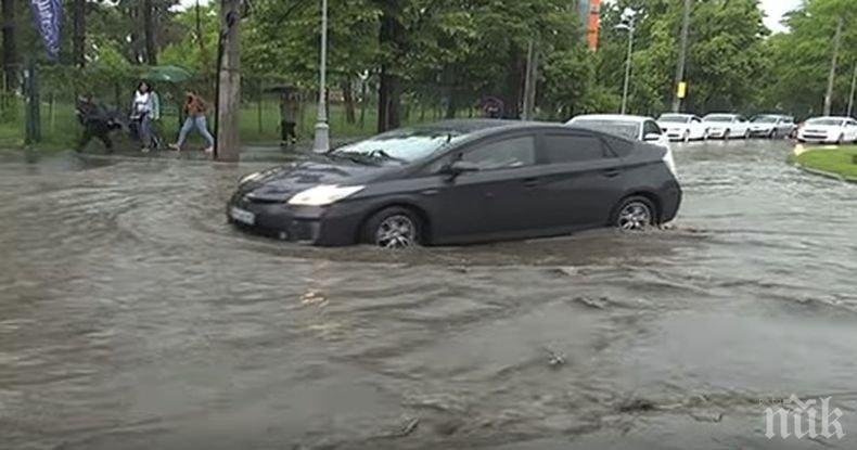 Проливни дъждове парализираха движението в Букурещ