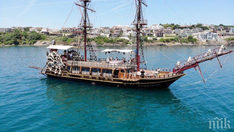 Невиждана атракция акостира в пристанището на Созопол (СНИМКИ)