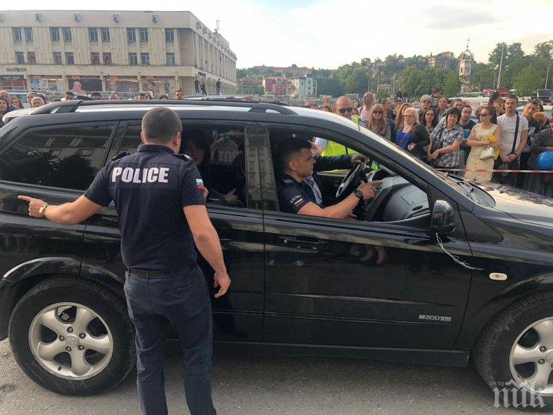 ДИВОТИЯ: Стрелба с пистолет на баловете в Пловдив! Върнаха абитуриент в джипа, полицай го откара в районното