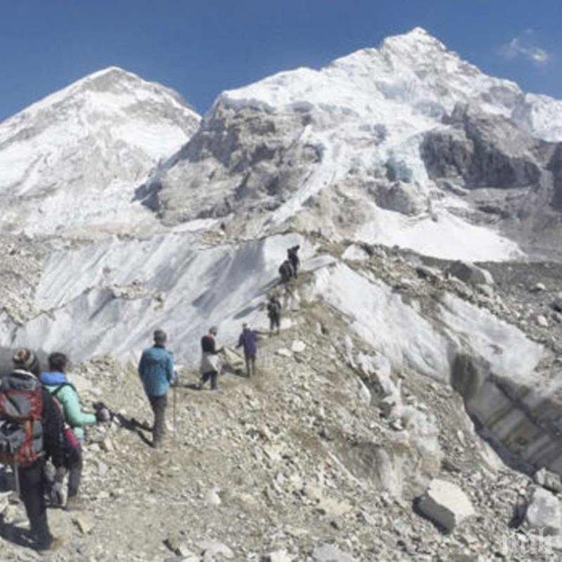 Девет души загинаха на Еверест 