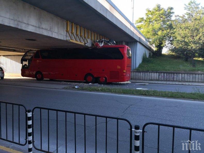 ОТ ПОСЛЕДНИТЕ МИНУТИ: Македонски автобус се заклещи под мост в Пловдив, стана кабрио (ОБНОВЕНА)