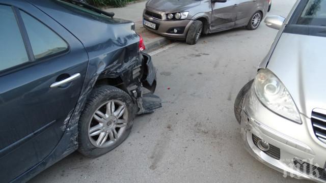 Джигит помля четири паркирани коли във Велико Търново
