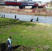Доброволци с каяци чистят бреговете на Марица