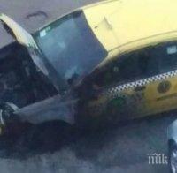 ОТ ПОСЛЕДНИТЕ МИНУТИ: Такси пламна на бензиностанция в София (СНИМКИ)