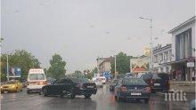 Джигит с БМВ се заби в линейка с болен в Пловдив (СНИМКА)