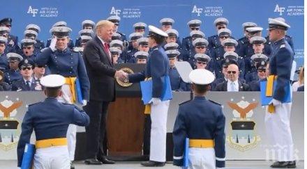 тръмп постави рекорд ръкостискане здрависа 1000 кадети