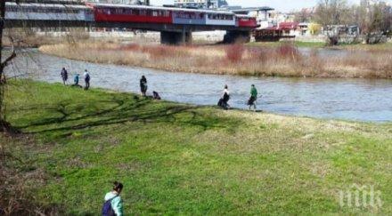 доброволци каяци чистят бреговете марица