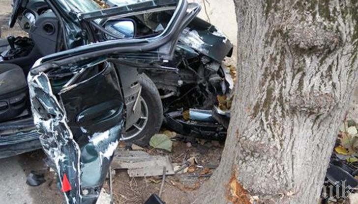 ЧЕРЕН ПЕТЪК: Шофьор загина, след като разцепи колата си в дърво във Врачанско (СНИМКИ) 