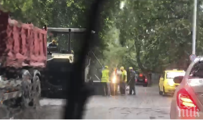 ПАРИ НА ВЯТЪРА: В Пловдив асфалтират булевард в дъжда (ВИДЕО)