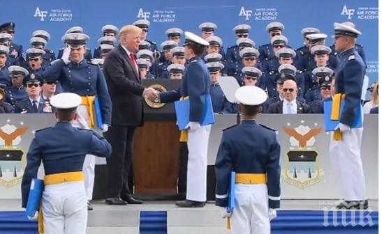 Тръмп постави рекорд по ръкостискане - здрависа се с 1000 кадети