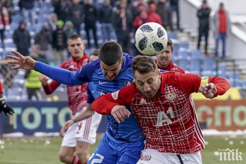 Трима пропускат старта на подготовката на армейците