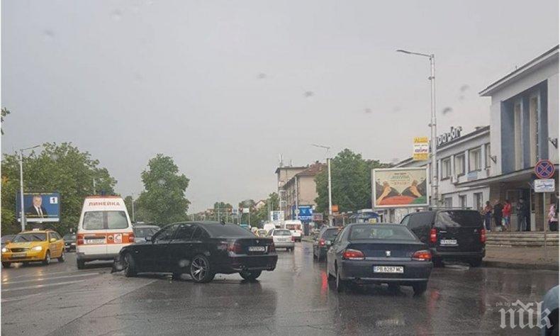 Джигит с БМВ се заби в линейка с болен в Пловдив (СНИМКА)