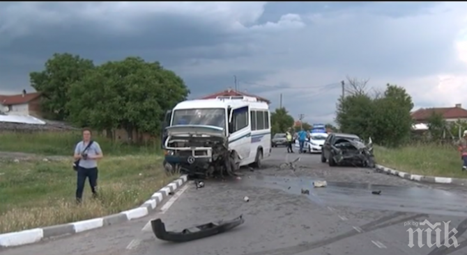 Кола нацели автобус край Хасково и рани четирима