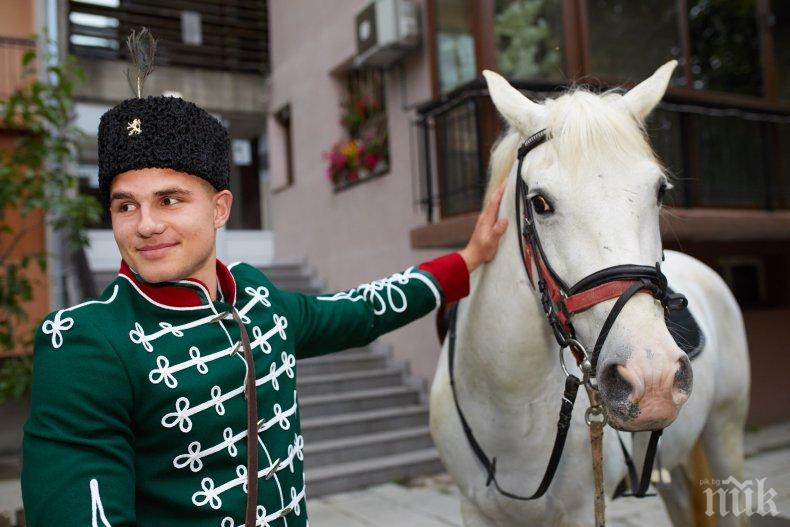 Абитуриент шашна цяла България и се появи като Георги Бенковски на бала си (СНИМКИ)