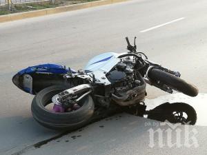 КАТО НА КИНО: Моторист скочи в движение, за да избегне челен удар с автобус