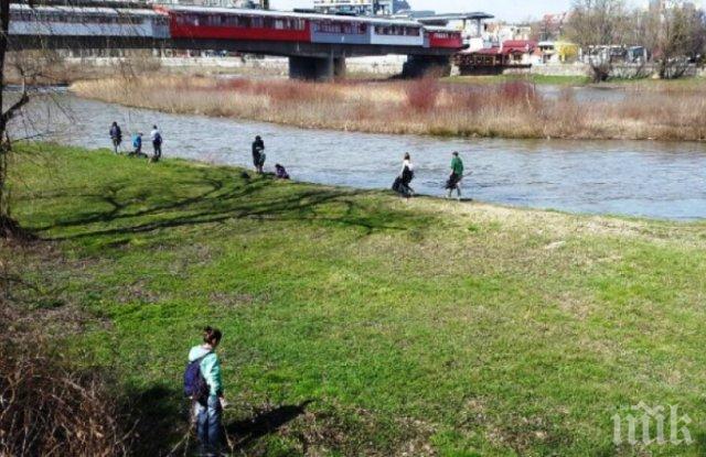 Доброволци с каяци чистят бреговете на Марица