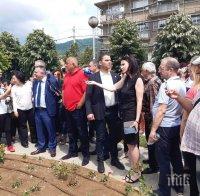 ПЪРВО В ПИК TV: Премиерът Борисов проверява строителни обекти в Котел - оркестър от роми го поздравиха с 
