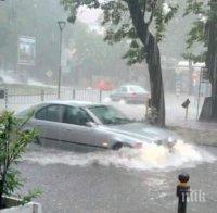 ТЕЖКА СИТУАЦИЯ: Наводнения в Пловдив - спряха тока и водата под тепетата