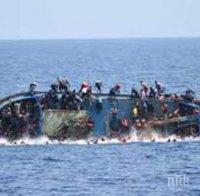 Лодка с мигранти се преобърна край Либия, търсят оцелели