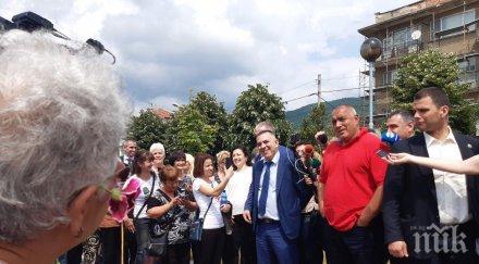 първо пик премиерът борисов продължава обиколката инспектира обекти сливен кмета стефан радев десислава танева обновена снимки