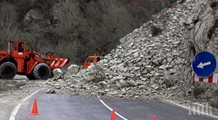 свлачища дъжда блокират участъци пътя софия варна