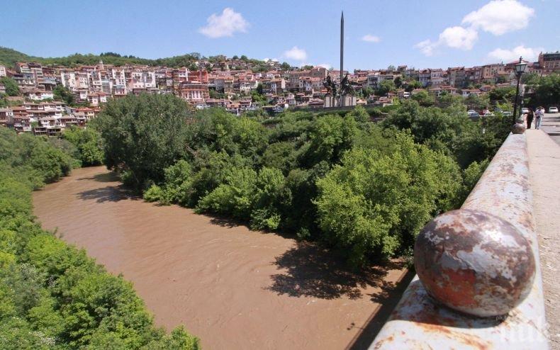 УЖАС: Янтра излезе от коритото си във Велико Търново