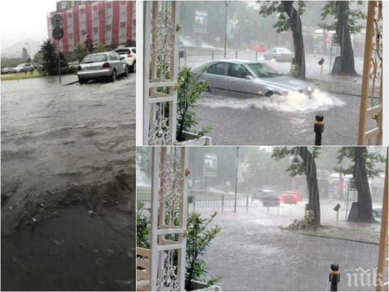 ИЗВЪНРЕДНО: Страшен дъжд наводни основните улици и булеварди в Пловдив - стотици коли са закъсали (СНИМКИ/ВИДЕО)
