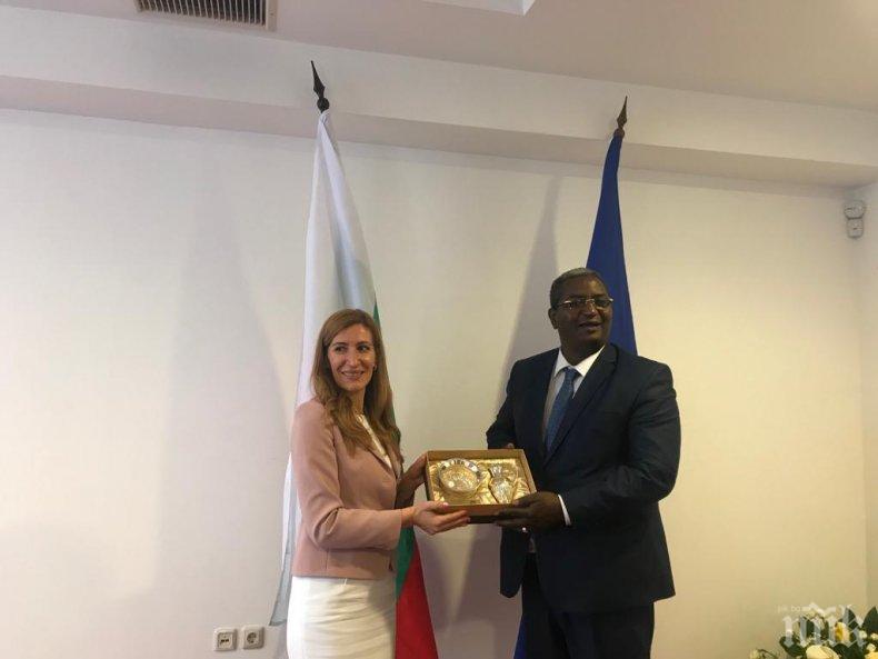 Министър Ангелкова проведе работна среща с министъра на туризма и занаятите на Алжир