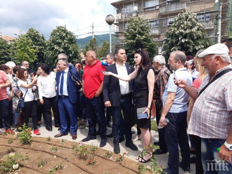 ПЪРВО В ПИК TV: Премиерът Борисов проверява строителни обекти в Котел - оркестър от роми го поздравиха с Батальонът се строява (ОБНОВЕНА)