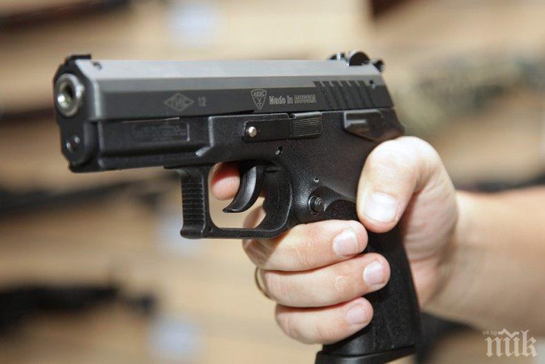 Хулиган стресира младеж, заплаши го с пластмасов пистолет