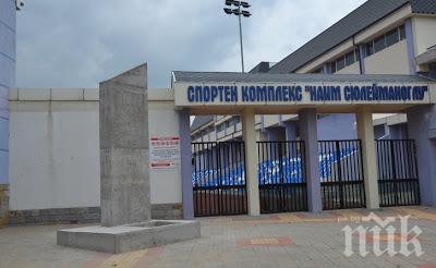 Вдигат двуметров паметник на Наим Сюлейманоглу в Момчилград