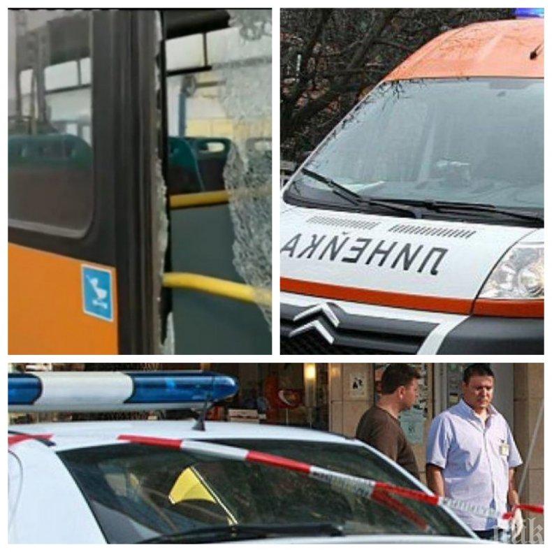 ОТ ПОСЛЕДНИТЕ МИНУТИ: Автобус помля пет коли на кръстовище в София (СНИМКА)