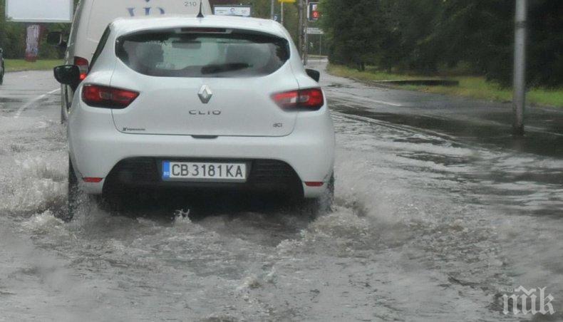 Няма сигнали за сериозни щети след пороя в София
