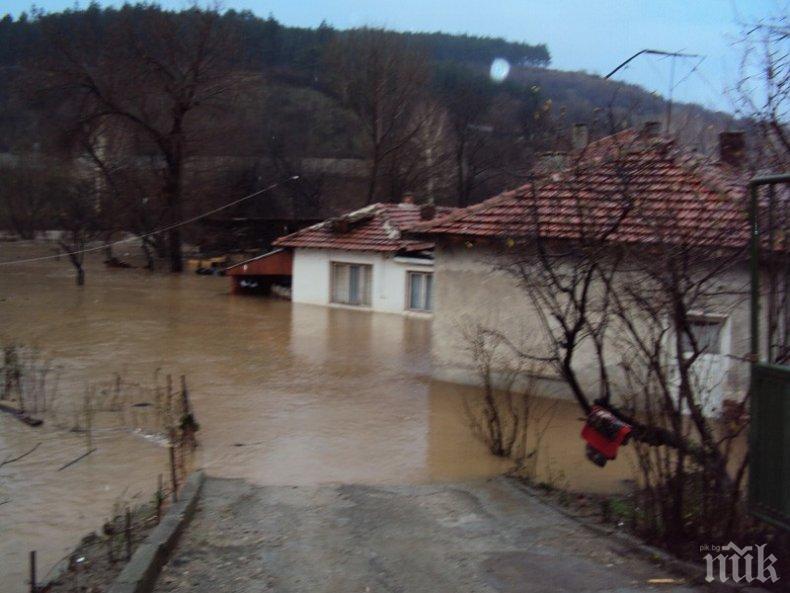 Къщи в Николаево наводнени заради пороя
