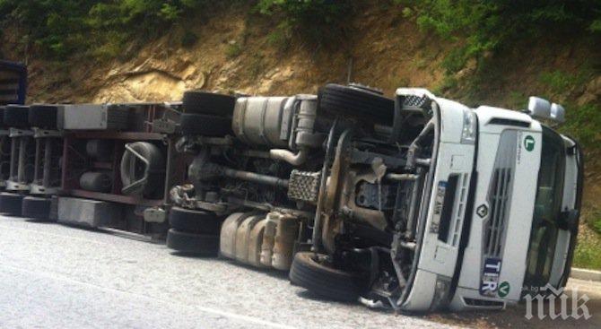 СМЪРТ НА ПЪТЯ: Шофьорът на катастрофиралия турски ТИР в Прохода на републиката е загинал