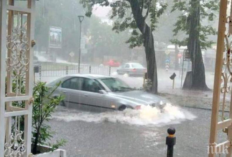 ТЕЖКА СИТУАЦИЯ: Наводнения в Пловдив - спряха тока и водата под тепетата