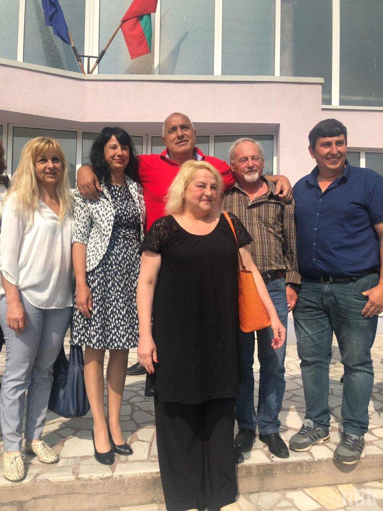 ПЪРВО В ПИК TV: Бойко Борисов на инспекция в училища с просветния министър: Пари за образование не трябва да се пестят! (ОБНОВЕНА/СНИМКИ)