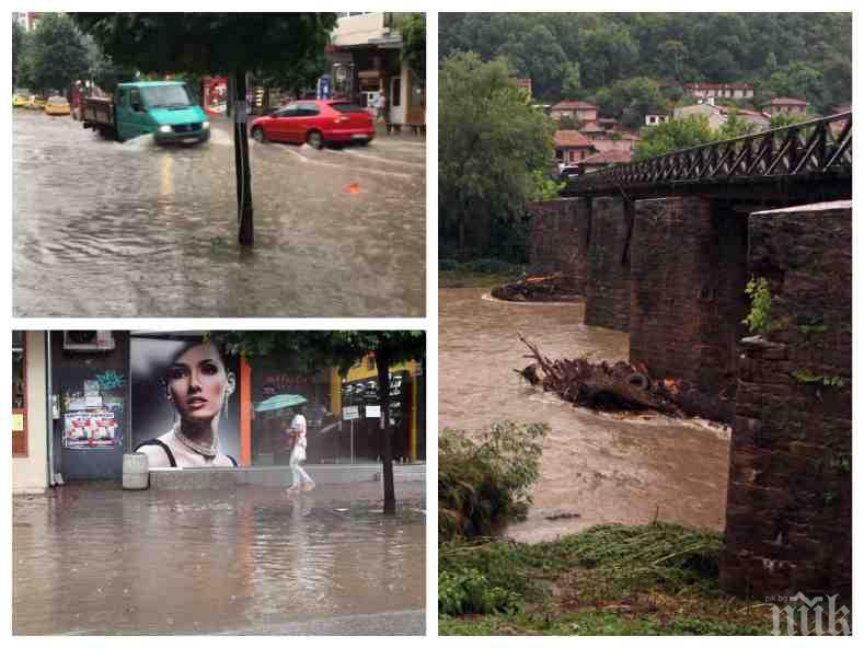 БЕДСТВИЕ УДАРИ БЪЛГАРИЯ: Евакуират села заради наводнения, над 30 хиляди мълнии паднаха над страната за 24 часа (СНИМКИ)