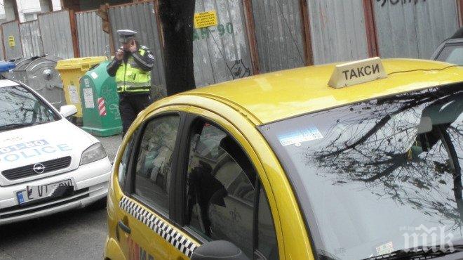 Такси помете млад мъж в центъра на Бургас, той изхвърча пред друга кола (СНИМКИ)