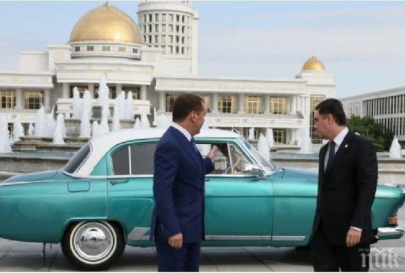 Президент повози руския премиер Дмитрий Медведев с рядката си Волга (ВИДЕО)